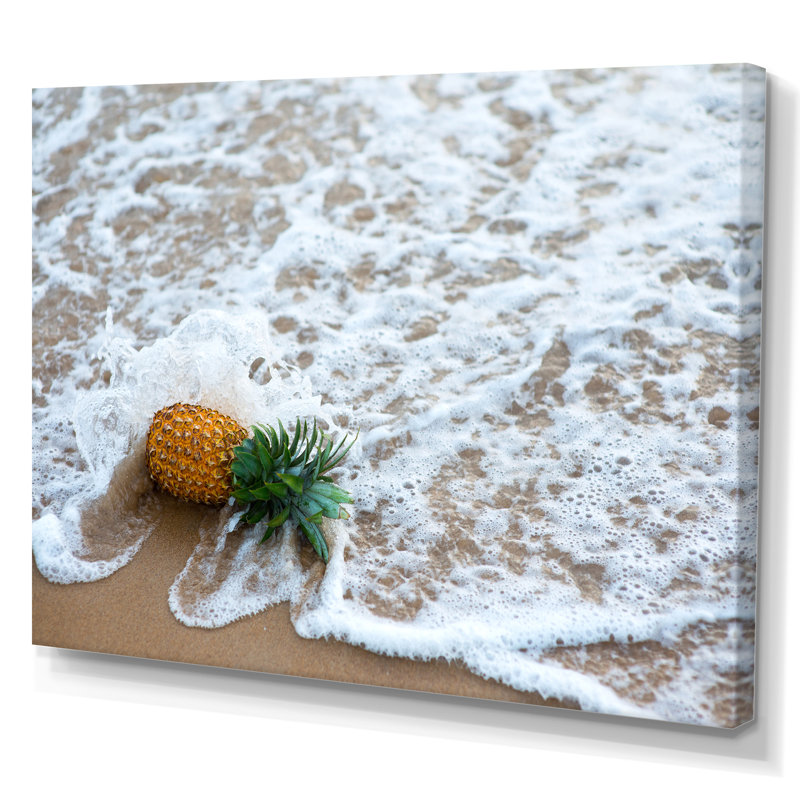 Pineapple Fallen By Ocean Wave - photographie sur toile, H 40 po x l 60 po x P 1,5 po, Toile tendue