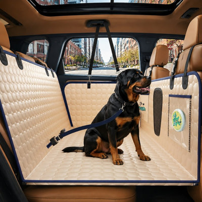 Fabriqué en cuir PU, cet extenseur de siège arrière pour chien à fond rigide supporte jusqu'à 180 kg et constitue un espace pour animaux de compagnie de type hamac pour les voitures, les VUS et les petits camions.