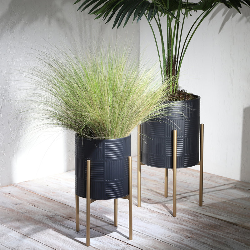 Jardinière avec lignes sur support en métal