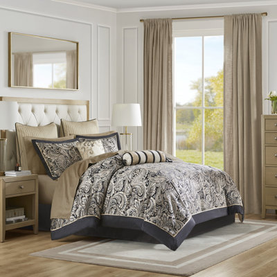 Édredon 12 pièces pour très grand lit noir. Comprend des draps en coton. Comprend un édredon, des taies décoratives, des oreillers et une jupe de lit. Motif cachemire intrigant avec pièces. Les draps sont inclus. A l'apparence