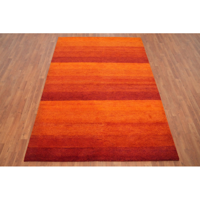 Le tapis orange vibrant de style Gabbeh 6 x 8 ajoute de la chaleur à n'importe quelle pièce