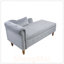 Luxueuse chaise longue en velours avec rangement, accoudoirs roulés et garniture cloutée pour un décor moderne et traditionnel
