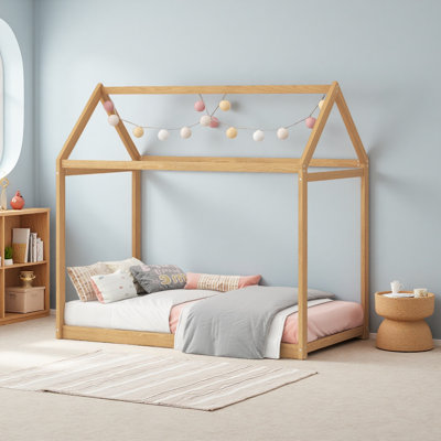 Lit simple en bois