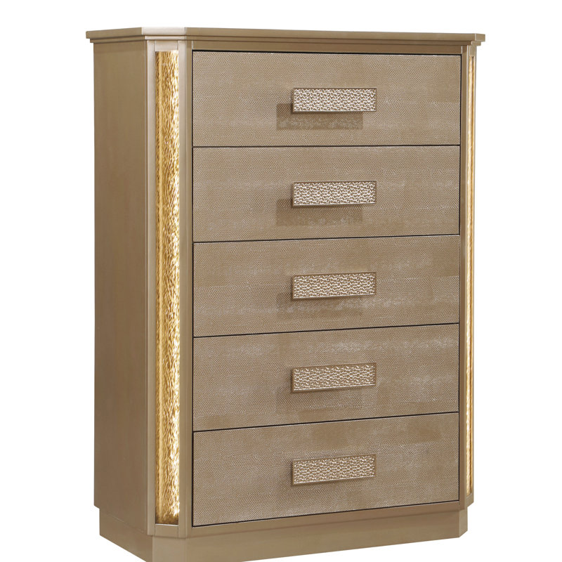 Commode en bois doré