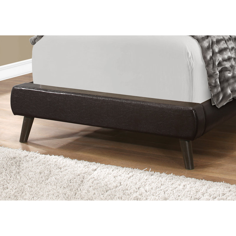 Lit simple tapissier pour adolescent: apparence en cuir brun et lit pour adolescent avec structure en bois stable et pieds de tête de lit en cuir