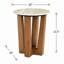 Table de bout ronde décorative en pierre de travertin gris naturel avec veines blanches, anthracite et brunes et base en bois massif brun