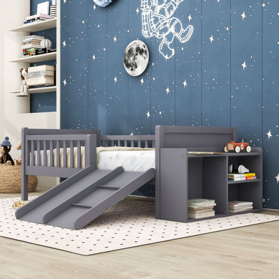 Lit mezzanine simple en bois avec glissoire, tablettes et garde-corps