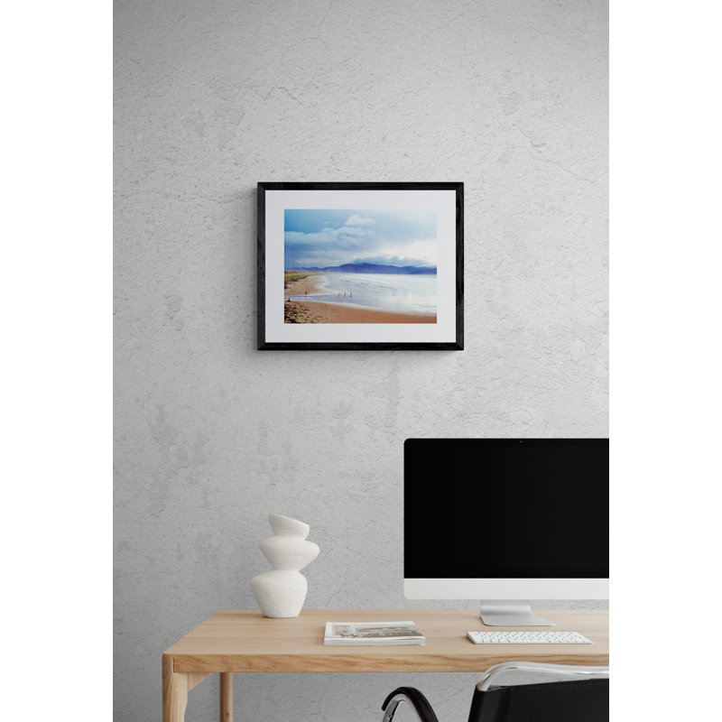 Inch Beach - Dingle par Scott Wurzel, Papier avec cadre noir, H 16 po x l 20 po