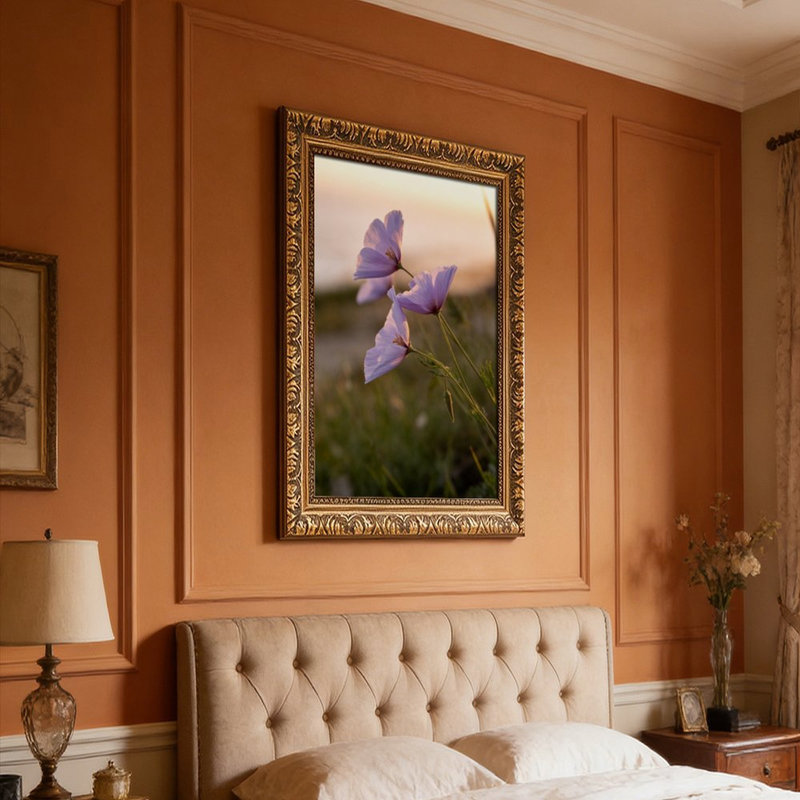 Cadre mural vintage orné motif coucher de soleil et fleurs violettes – Cadre doré décoratif pour œuvres d'art.