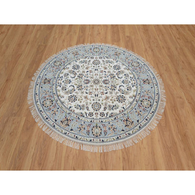 Tapis rond 5 pi 2 po x 5 pi 2 po blanc marguerite en laine et soie Nain avec motif de fleurs partout