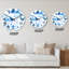 Horloge murale triangulaire géométrique bleu clair sur fond blanc I-621487165