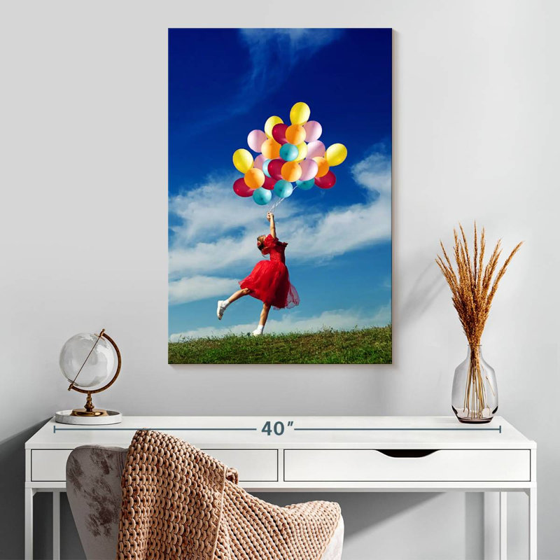Fille de Leisha jouant avec des ballons, H 30 po x l 20 po