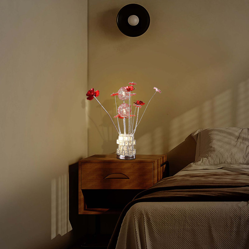 Lampe de table moderne en aluminium avec des fleurs de roses réalistes, un éclairage à DEL intégré et une base hexagonale en chrome pour le salon ou la chambre à coucher.