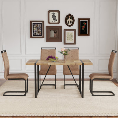 Ensemble de table et de chaises. Une table de salle à manger rectangulaire rétro minimaliste avec un plateau texturé et des pieds en métal.