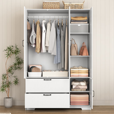 Armoire spacieuse à 4 portes à DEL avec miroir et 2 tiroirs, tablettes réglables et tringle pour un rangement efficace