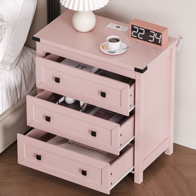 Table de chevet rustique à 3 tiroirs avec station de recharge, 70 cm de large, en bois avec poignées en métal, pour chambre à coucher.