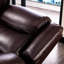 Fauteuil inclinable manuel en cuir pour le salon, cuir respirant, brun foncé, siège à deux couches avec ressorts ensachés, siège en éponge haute densité, dossier en mousse, bois massif et structure en métal, rangement