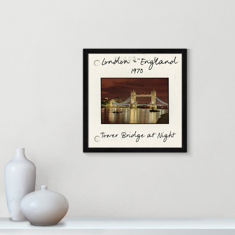 Londres, Angleterre - Tower Bridge at Night par Danita Delmont, Papier avec cadre simple noir, H 17 po x l 17 po x P 0,75 po