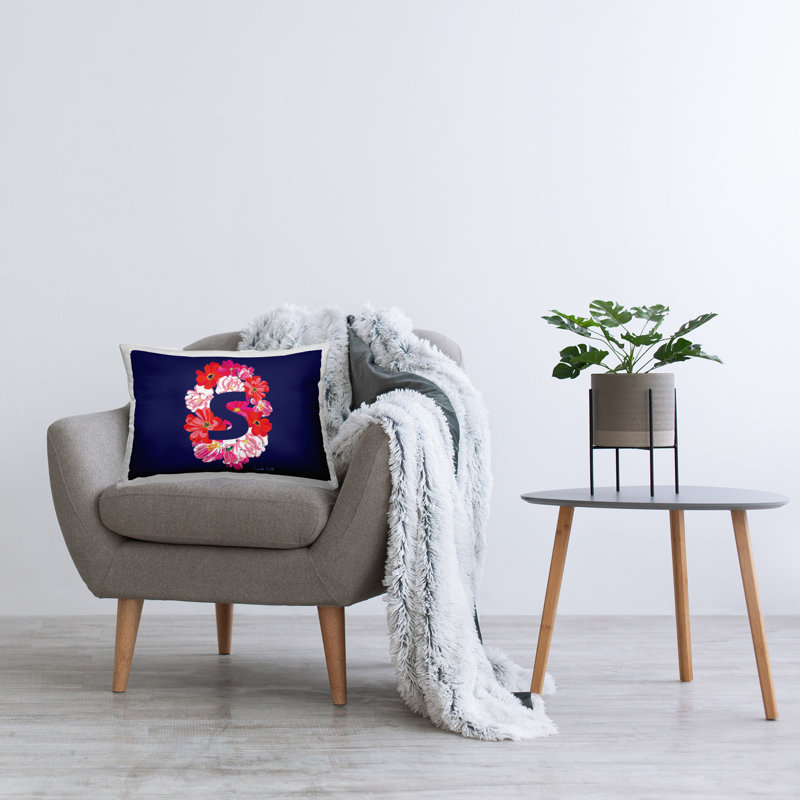 Coussin décoratif à motif floral lettre S par Hannah Louise Byatt