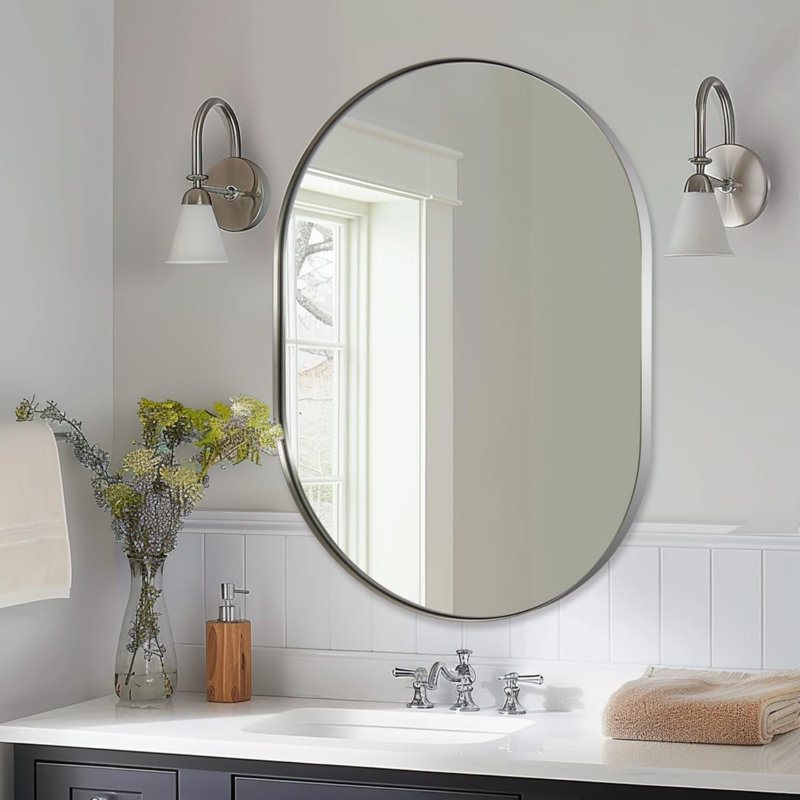 Miroir de salle de bain Kaitlee Cadre en acier inoxydable, Chrome poli, Pilule, 36 po x 30 po
