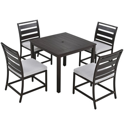 Ensemble repas pour quatre personnes