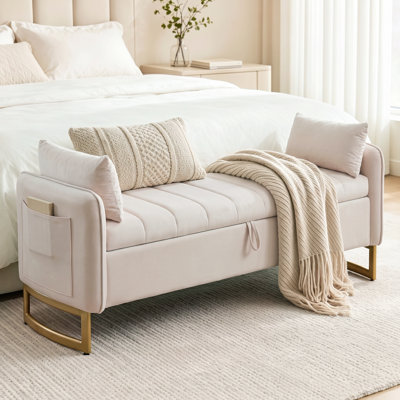 Banc de rangement moderne Lunara 66"W en velours capitonné, à placer au pied du lit, avec pieds dorés, poche pour accoudoir et 2 coussins.