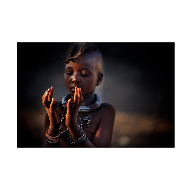 Trevor Cole The World In My Hands Canvas Art, H 12 po x l 19 po
