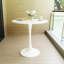 Table de salle à manger 31,5 "ronde blanche, table de salle à manger tulipe 2 à 4 personnes avec plateau en panneau de fibres à densité moyenne et base piédestal, table de bout Mid-Century