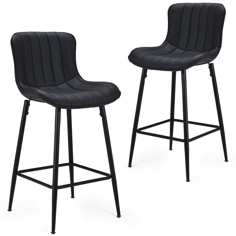 Deux tabourets de comptoir noirs en similicuir, de conception épurée, rehaussent la Cohérence des tabourets modernes de style Mid-Century, confortables et élégants pour les cafés