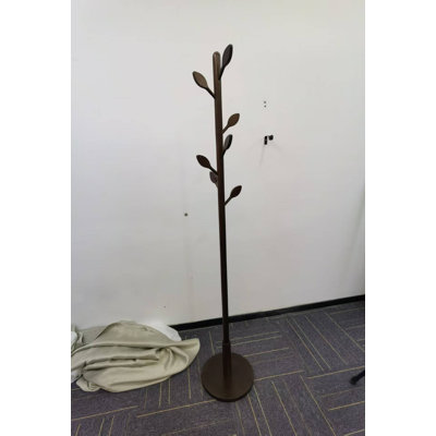 porte-manteau en bois foncé