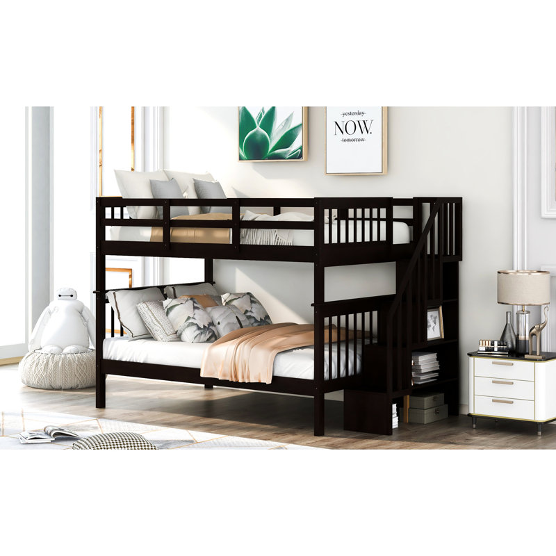 Lit superposé dans la chambre à coucher avec rangement pratique et garde-corps avancé