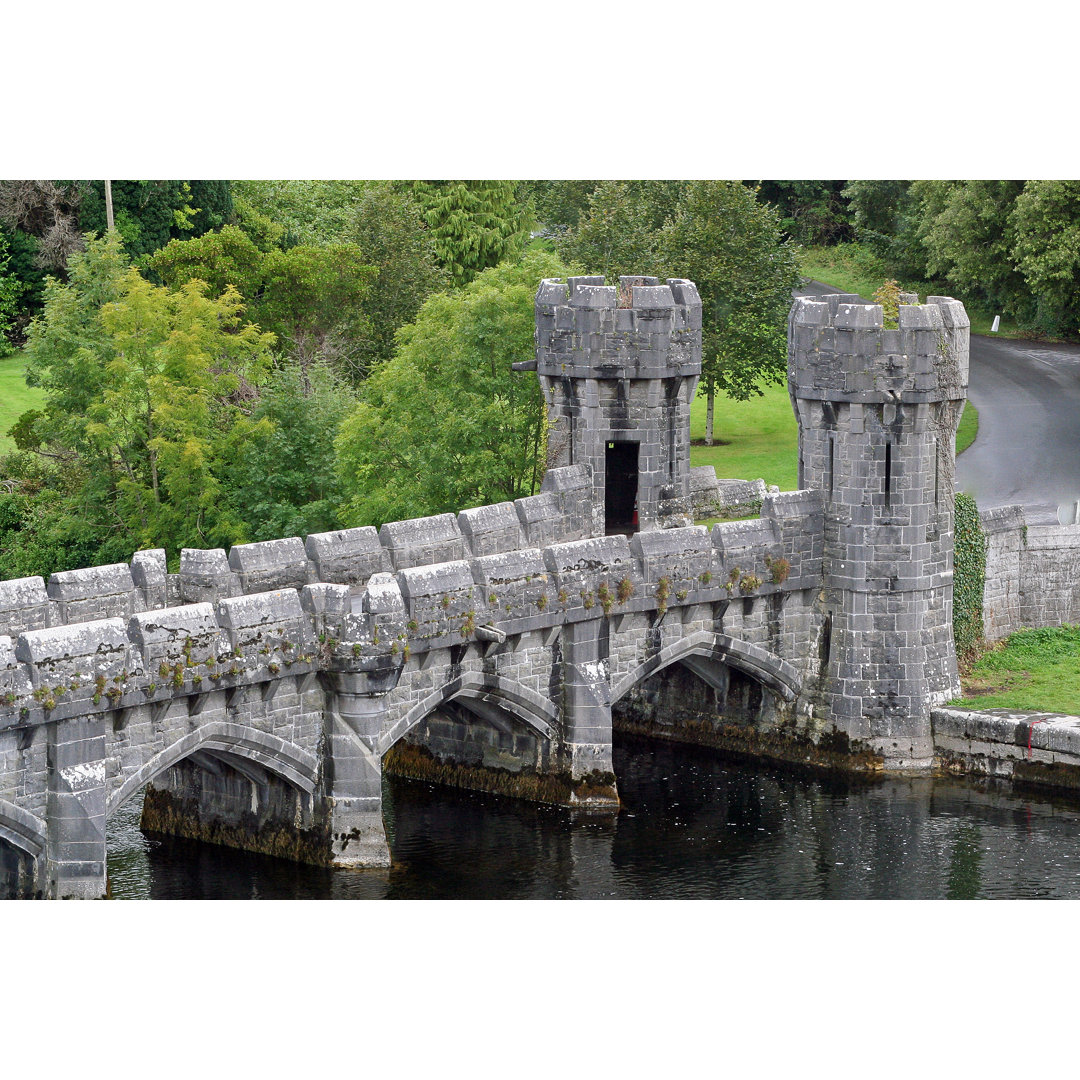 Ashford Castle Bridge - Foto ohne Rahmen auf Leinwand