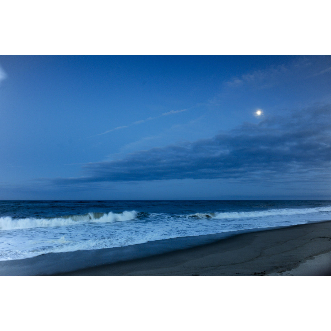 Strand und Mond von LawrenceSawyer - Leinwandbild