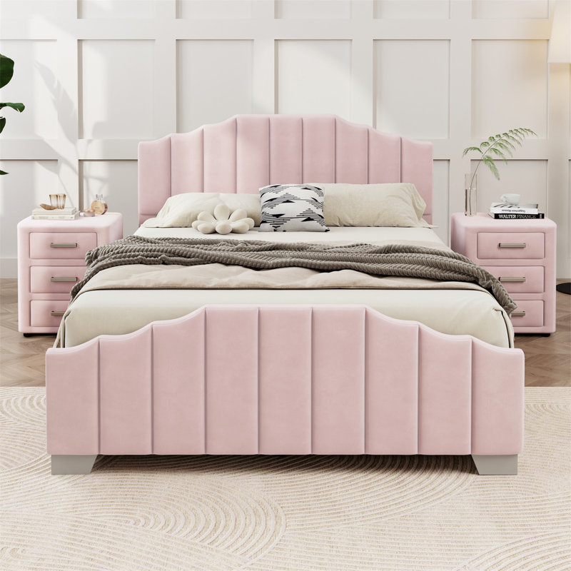 Grand lit plateforme tapissier en velours avec tête de lit et pied de lit capitonné vertical, sans sommier tapissier, rose