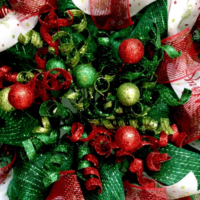 Couronne de Noël avec boules et boules
