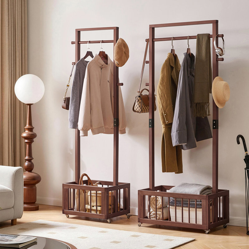 Portant à vêtements autoportant en bois massif avec roulettes verrouillables, multifonctionnel, avec barre de suspension, crochets latéraux et panier de rangement inférieur, idéal pour les petits espaces comme l'entrée ou la chambre.