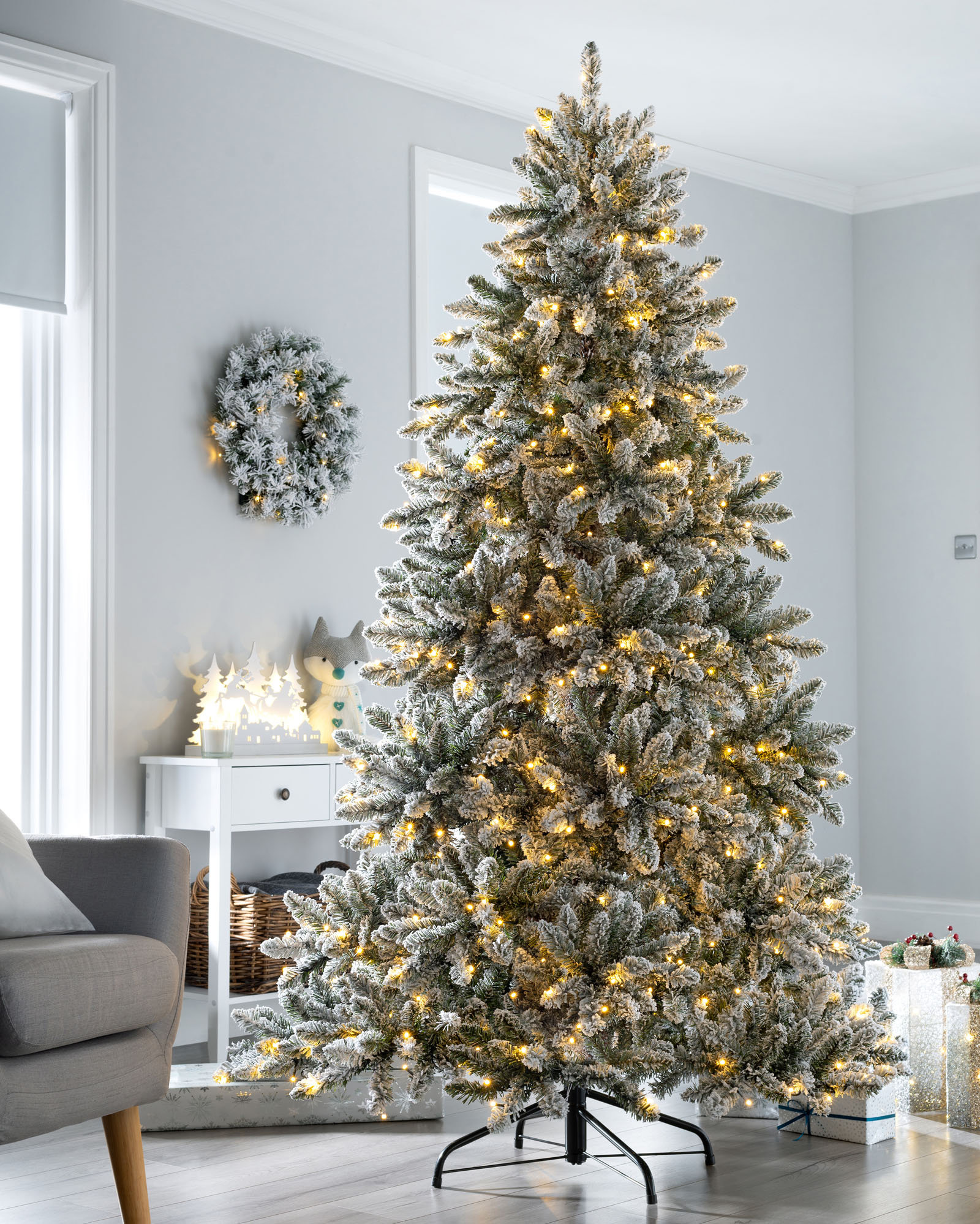 Pre Lit Full Bodied Snow Flocked 6ft Green Artificial Christmas Tree with 350 Warm White Lights with Stand