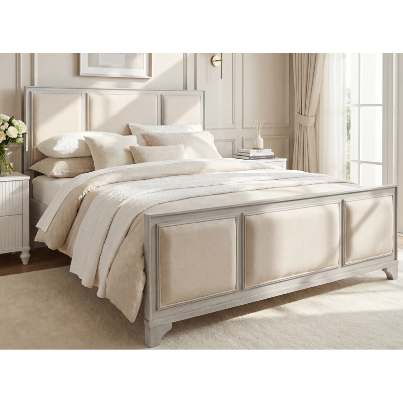 Structure de lit grand lit en bois avec tête de lit tapissier, tissu blanc et beige, plateforme en bois massif, style campagne moderne