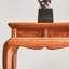 Table élégante en bois massif avec pieds courbés et sculptés