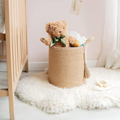 Panier de rangement tissé en corde de corde naturelle, décoration de perles en bois pour couvertures, jouets, vêtements, chaussures, bac de rangement pour plantes avec poignées, décoration de salon (brun, 28 x 28 cm)