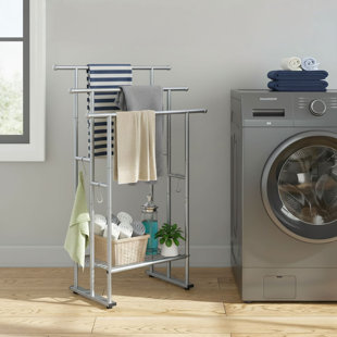 Porte-serviettes sur pied en métal à trois niveaux avec tablette de rangement, adapté pour une utilisation extérieure, piscine et salle de bain. Séchoir à linge autoportant pour serviettes et couvertures.