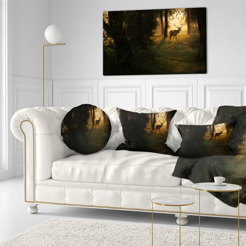 Deer au coucher du soleil dans la forêt profonde - Coussin décoratif imprimé forêt