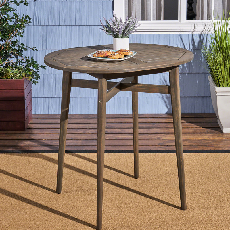 Table de bar d'extérieur en bois avec attrait rustique - plateau à lattes et structure de lattes de patio grises pour un salon contemporain