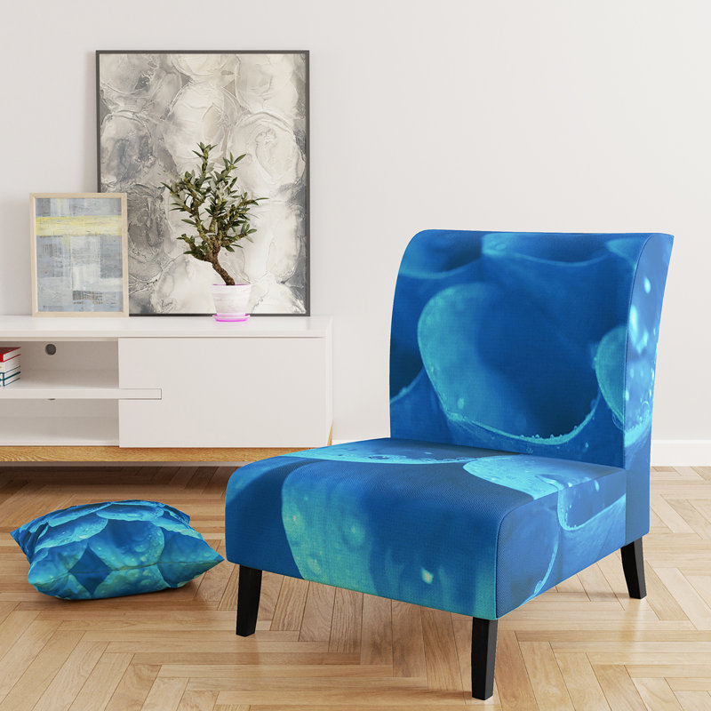 Grand fauteuil de chambre rembourré floral bleu clair et pétales