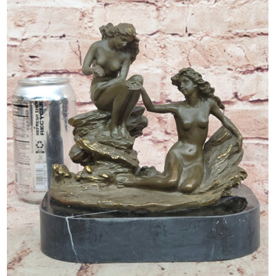 Figurine bronze en bronze sur fond de marbre