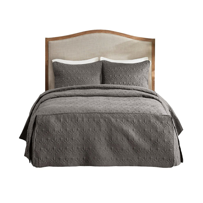 Ensemble de couvre-lit 3 pièces gris foncé avec décoration et détails plissés. Microfibre, rembourrage, entretien facile pour grand lit. Coins, attrait intemporel