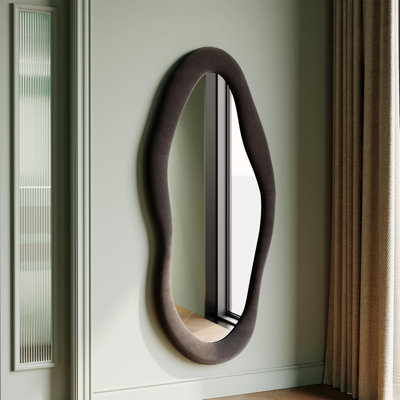 Miroir ondulé 55 po x 24 po, cadre en bois enveloppé de flanelle, suspension irrégulière pour vestiaire / chambre à coucher / salon, noir