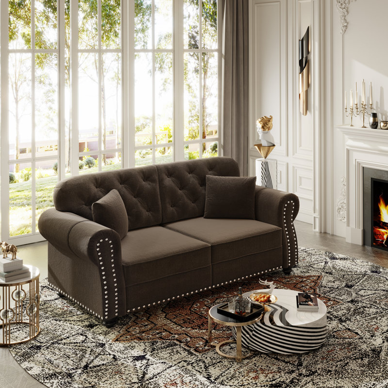 Canapé Chesterfield de 63 pouces en velours avec garniture cloutée et accoudoirs roulés, design moderne Mid-Century, comprend 2 coussins, brun