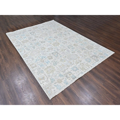 Tapis oriental blanc en mousseline de soie 8 pi 9 po x 11 pi 10 po, motif d'influence persane sans bordure, délavé, tondu bas, noué à la main, 100% laine