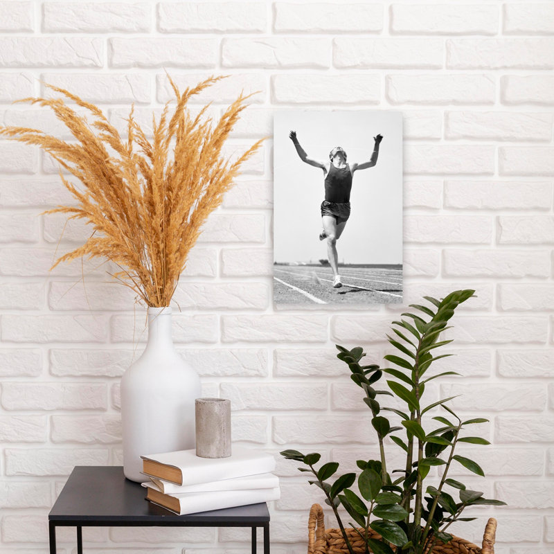 «1960S Runner Straining to Break Tape At Finish of Race», art mural rétro classique rétro, H 18 po x l 12 po